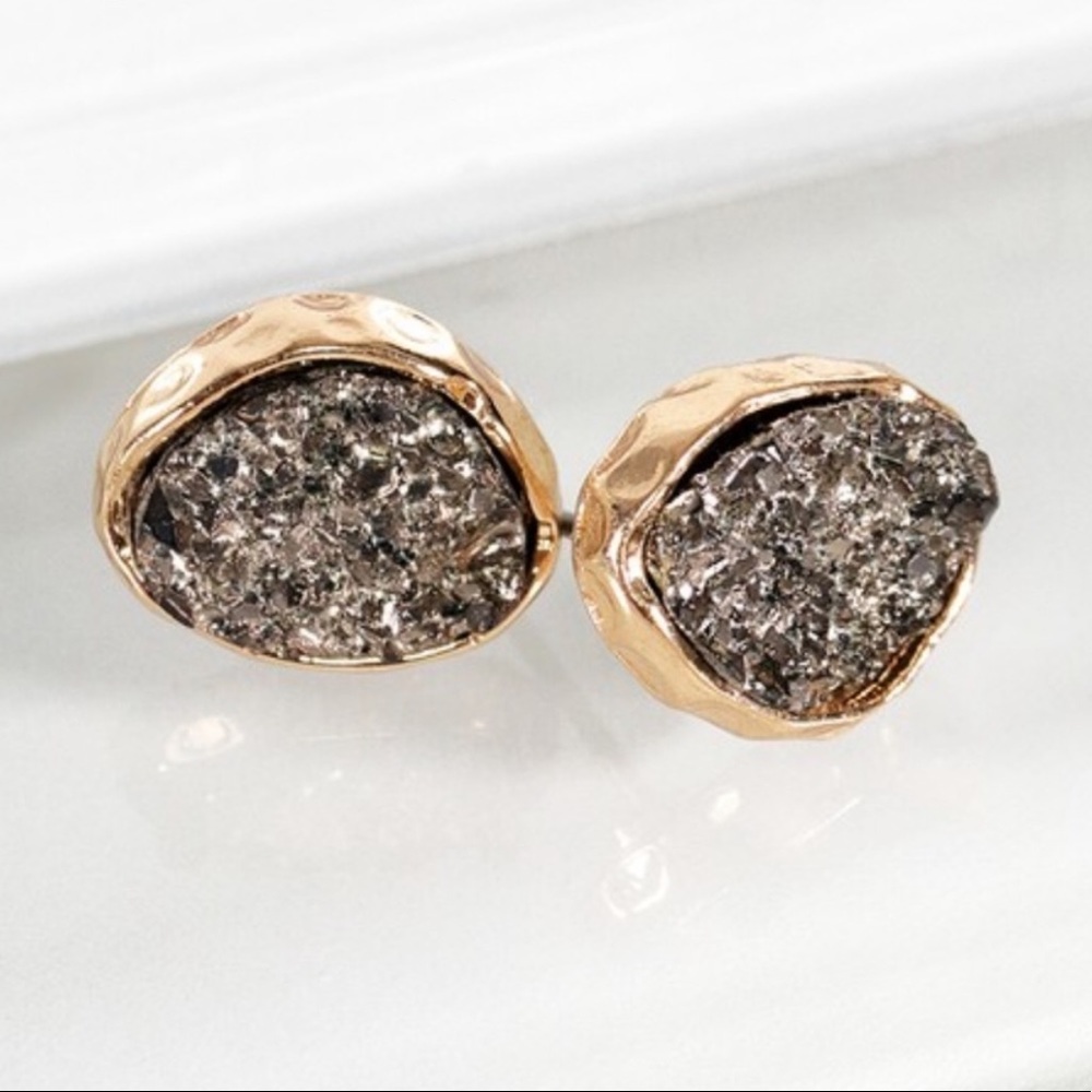 Dainty oval druzy post earrings - Picture 3 of 8